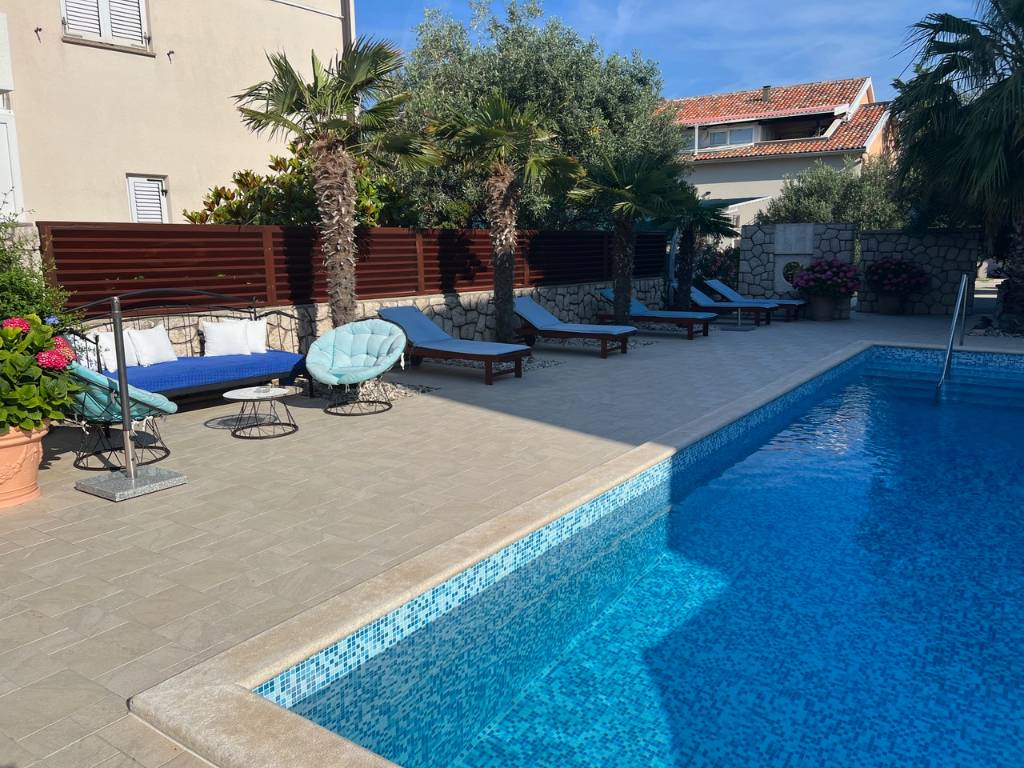 Haus mit Schwimmbad Novalja im Zentrum