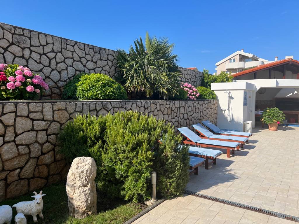 Der Garten rund um die Wohnung Jasna Novalja