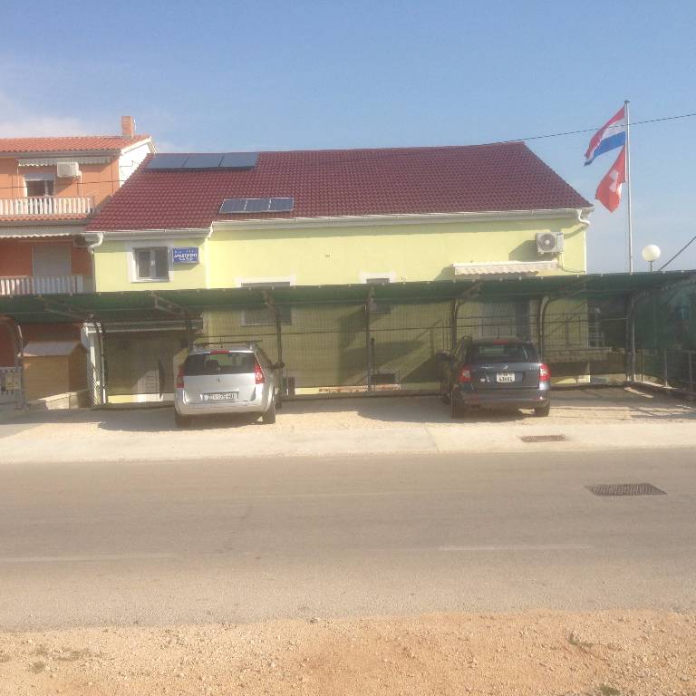 5 Parkplätze für Gäste im Schatten