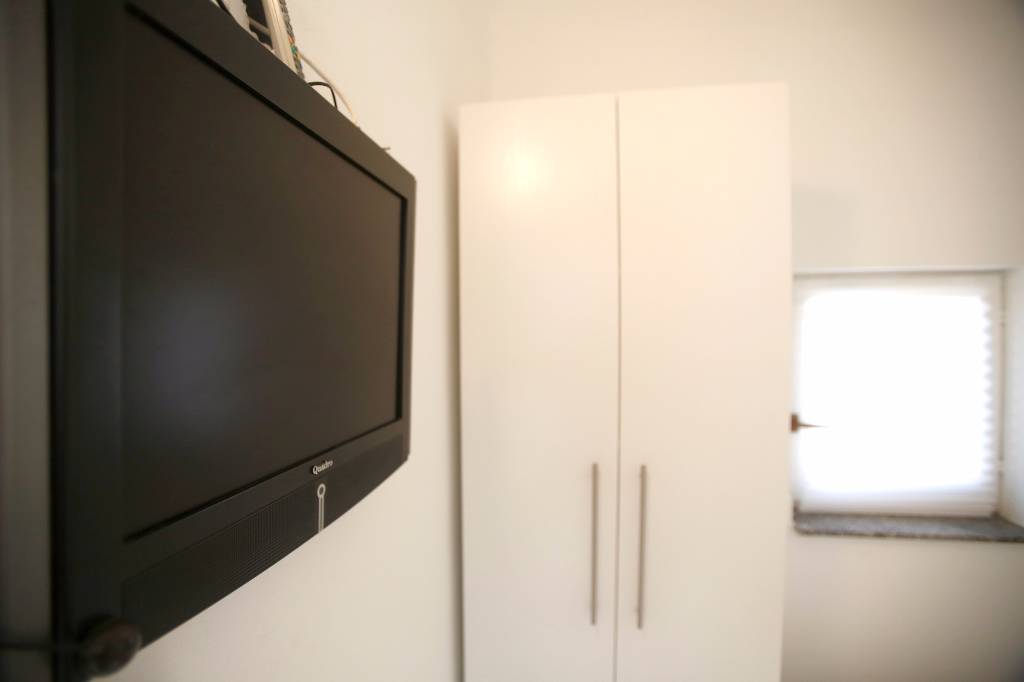 TV und Kleiderschrank im Schlafzimmer