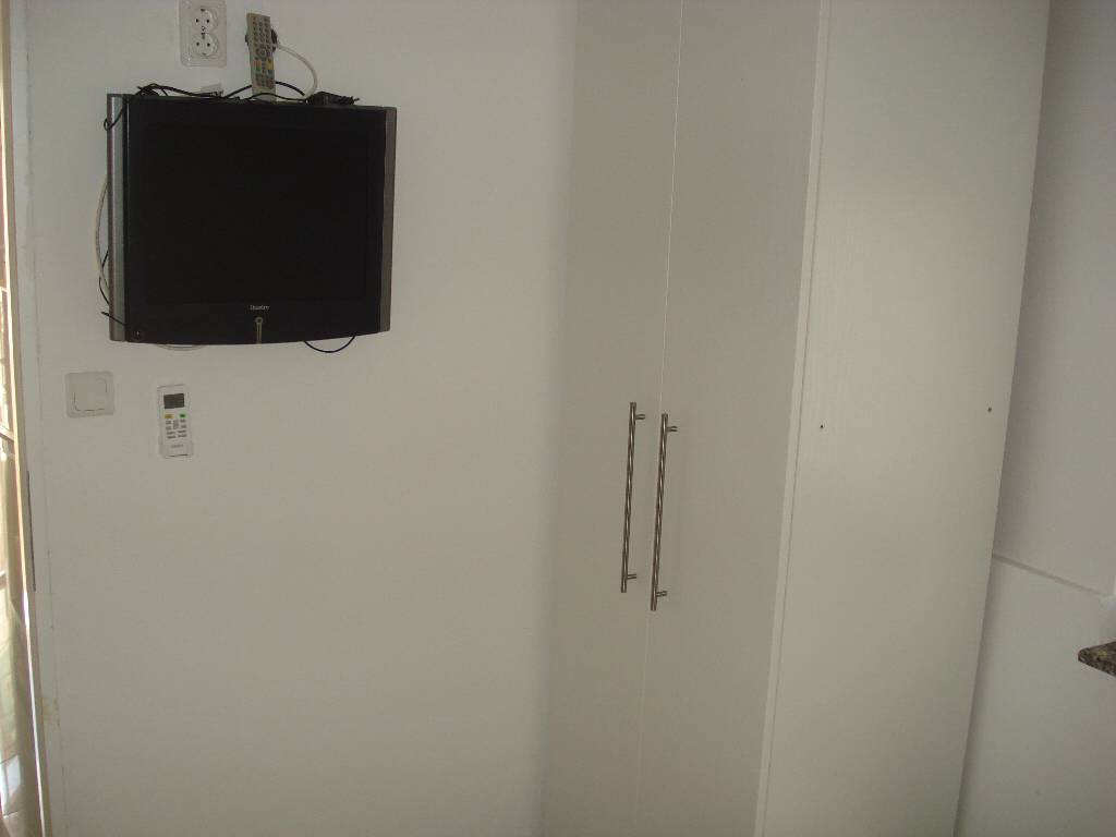 TV und Kleiderschrank im Schlafzimmer