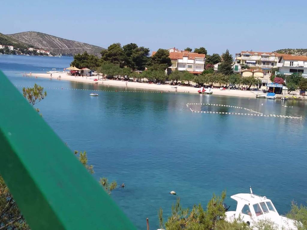 Balkon Blick auf einen großen Strand vor dem Haus