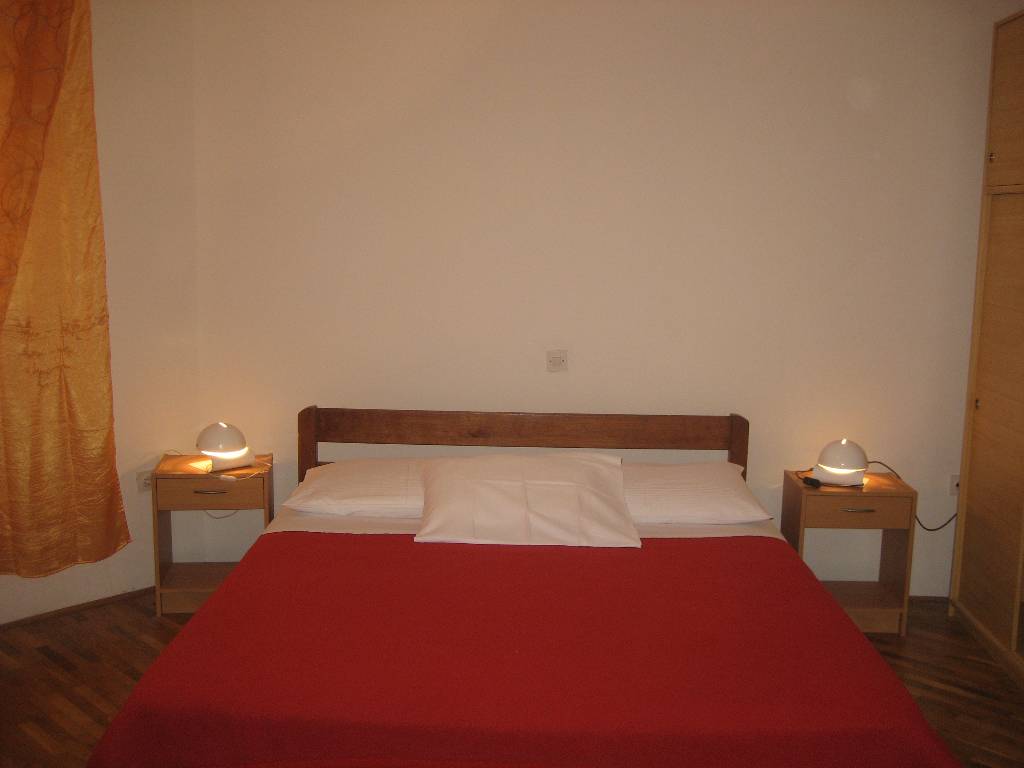 Schlafzimmer mit Doppelbett