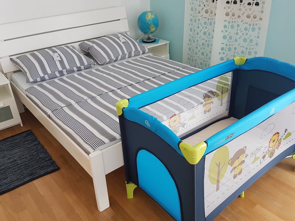 Es besteht die Möglichkeit, ein Kinderbett für ein Baby Hinzufügen