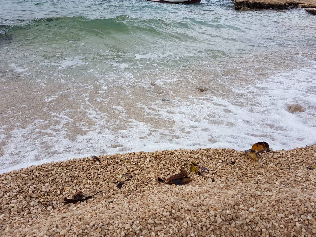 Es befindet sich nur 50 Meter vom Strand entfernt, in der Nähe finden Sie Cafes, Restaurant, Bäckereien und Kiosks.