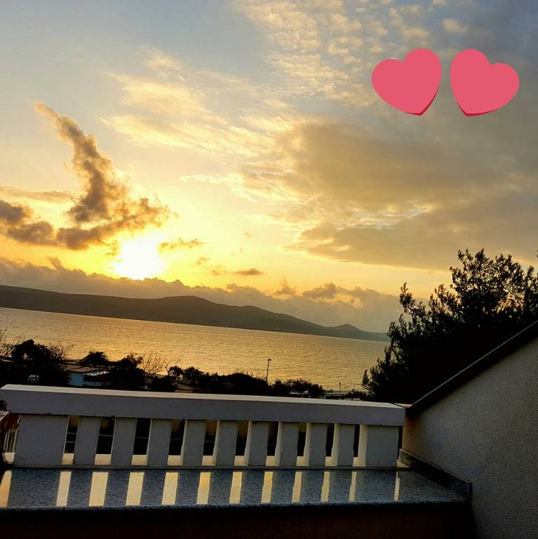 Die große Dachterrasse bietet Ihnen einen tollen Blick aufs Meer.
Sie ist mit einem Esstisch ausgestattet. Einem romantischen Dinner steht hier also