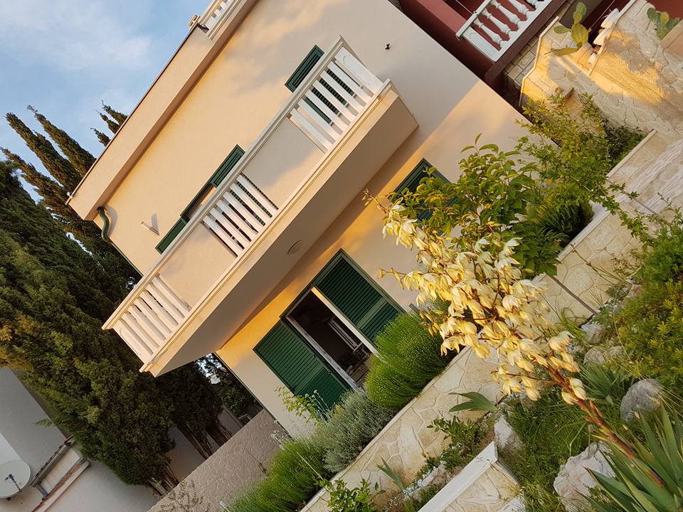 Das Haus befindet sich in einem ruhigen Ort, der zwischen den Städten Biograd und Zadar zu finden ist, und nur 50 Meter vom Strand entfernt ist.