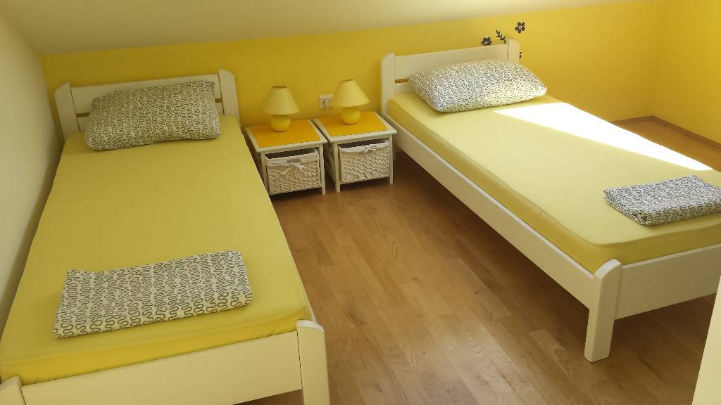 ein Doppelbett, das auch trennen können in Betten für 1 Person. Beide Zimmer sind mit frischen Handtüchern
