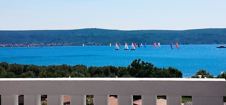 Die große Dachterrasse bietet Ihnen einen tollen Blick aufs Meer.
Sie ist mit einem Esstisch ausgestattet.