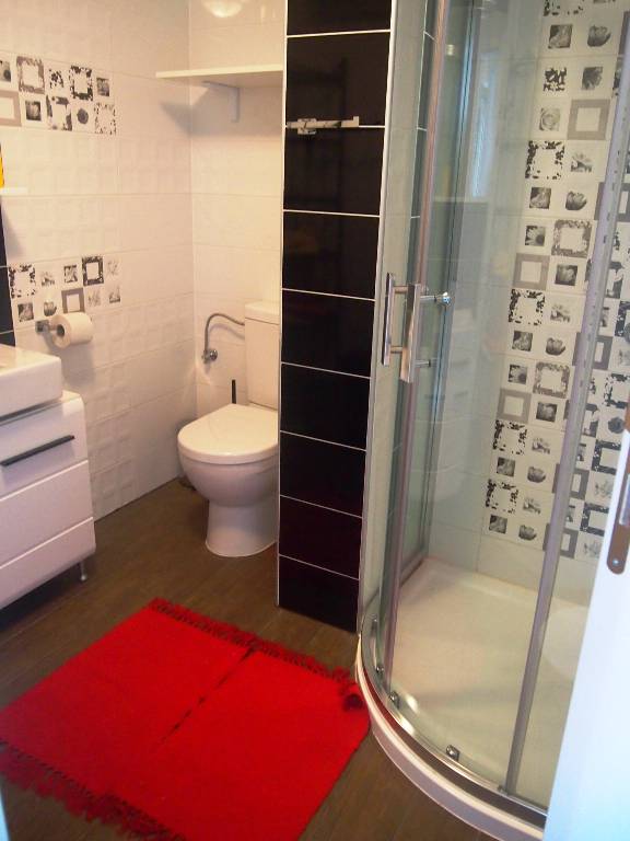 Das große Badezimmer verfügt über ein WC, Waschbecken und Dusche, Fön und Bügeleisen sind ebenfalls erhältlich.
Extra Toilette ist Teil der Suite.