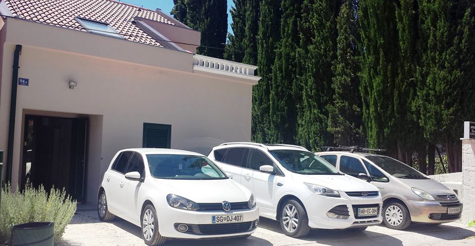 Parkplatz für die Gäste im Hof