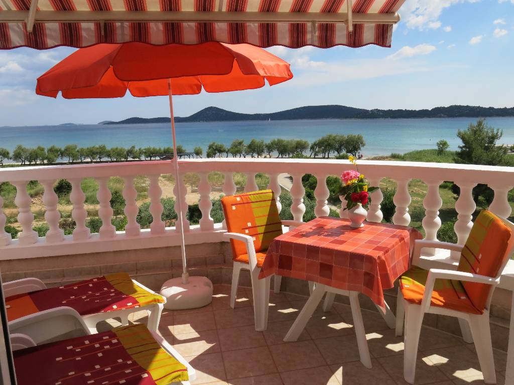 Appartamento di vacanze Erste Reihe am Meer, ruhig. Strand, Steg und Bojen sind nur 90-150 m entfernt, Vodice, Vodice Norddalmatien Croazia