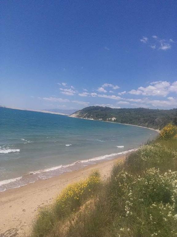 Der Blick vom Meer aus Richtung des einsamen Strandes. (Geheimtipp