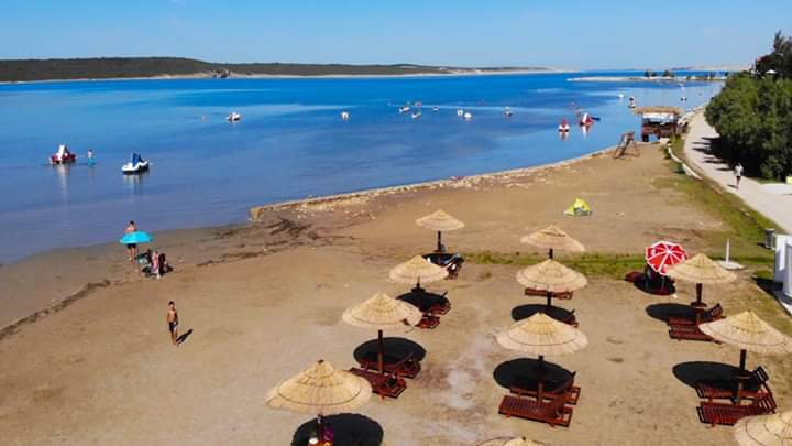 Am nahegelegenen Sandstrand, der nur 300 m entfernt ist, können Sie Liegen und Sonnenschirme mieten.