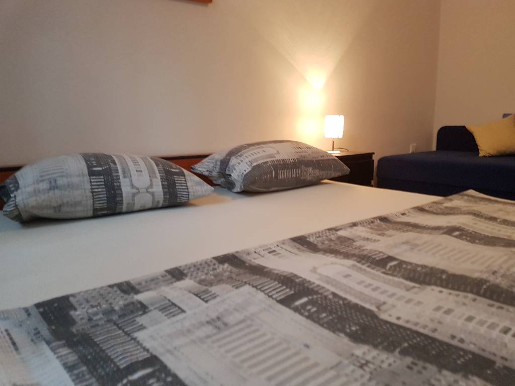 Im Schlafzimmer gibt es ein Bett für 1 Person und Doppelbett