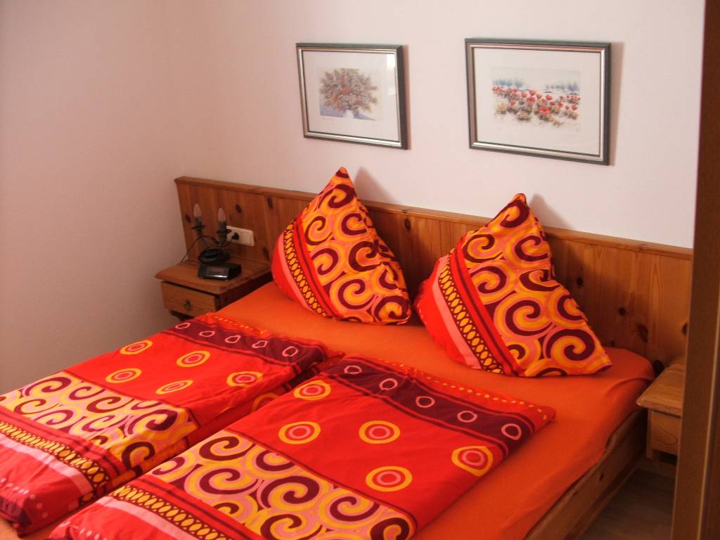 Schlafzimmer mit Doppelbett