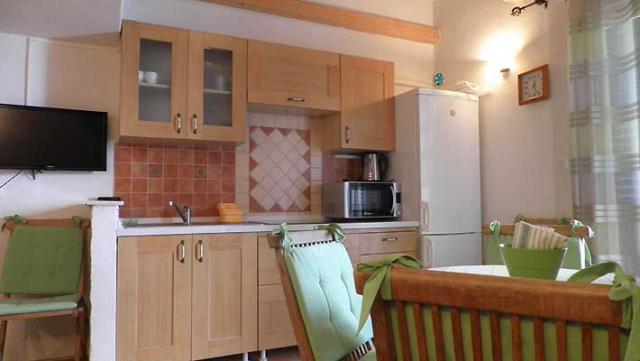 Wohnzimmer mit Küche und Ausgang zur Terrasse           AP4,  AP3