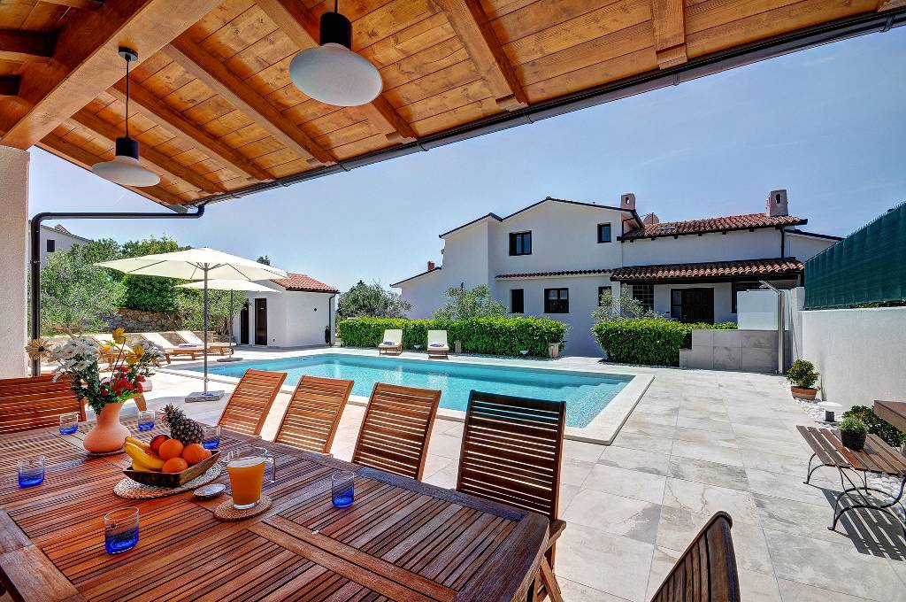 Sommerterrasse Blick auf den Pool