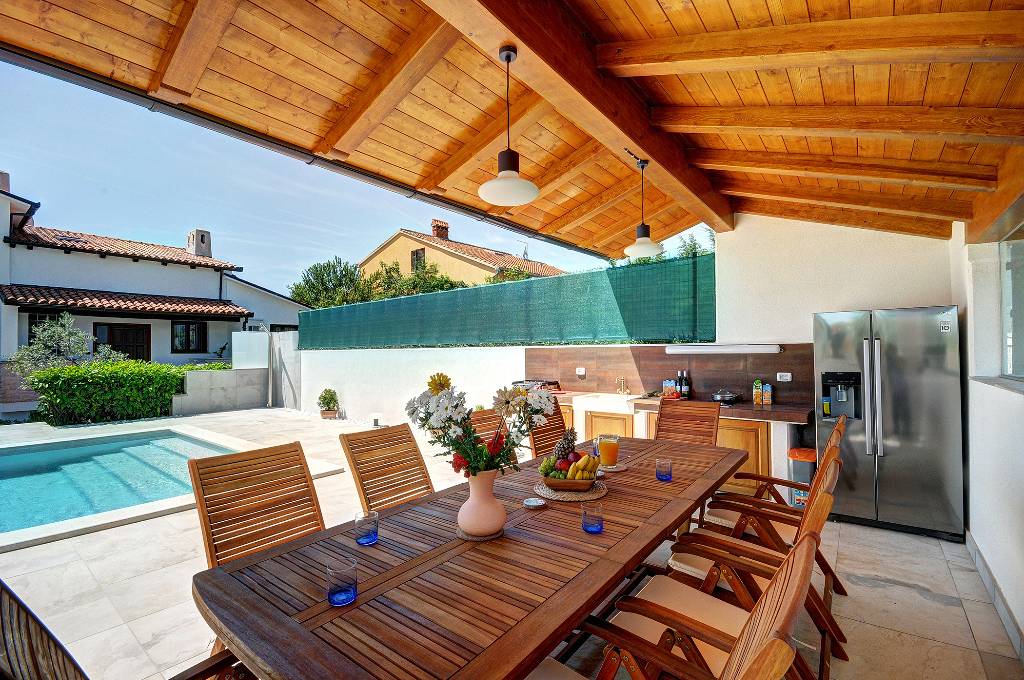 Bedeckte Sommerterrasse mit Küche und großem Kühlschrank