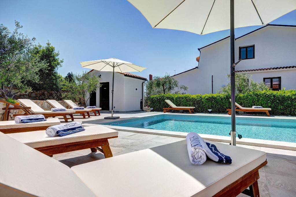 10 x 5 m privater Pool und Sonnenliegen mit Badetüchern