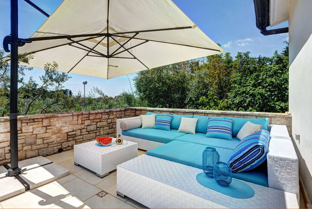 Gemütliche Sitzecke auf einer großen Terrasse mit Meerblick