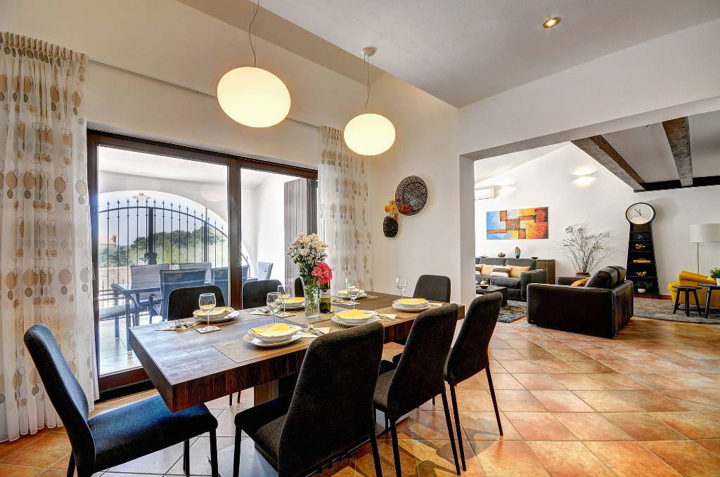 Großer Essbereich mit Designermöbeln