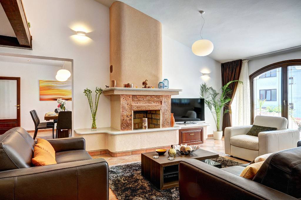 Grosses Wohnzimmer mit Kamin und Ledersofas