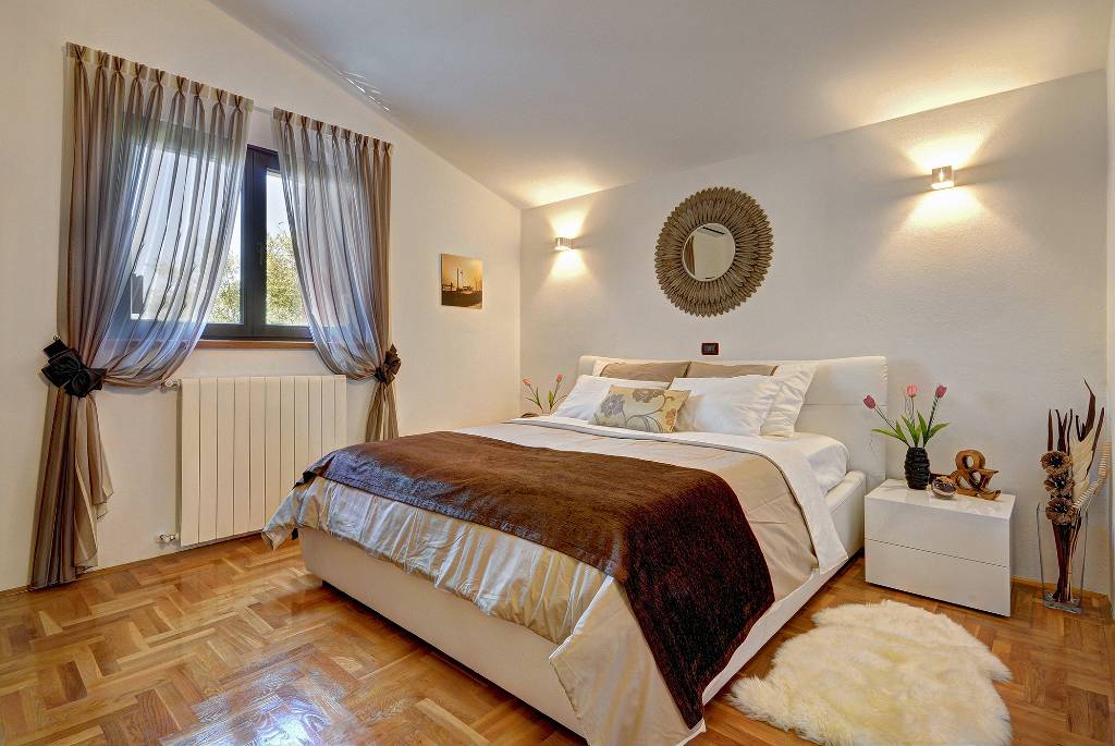 Gemütliches Schlafzimmer mit Meerblick