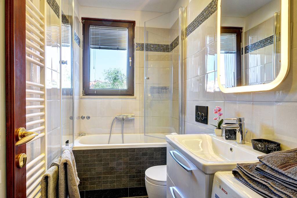 Badezimmer mit Badewanne im Erdgeschoss