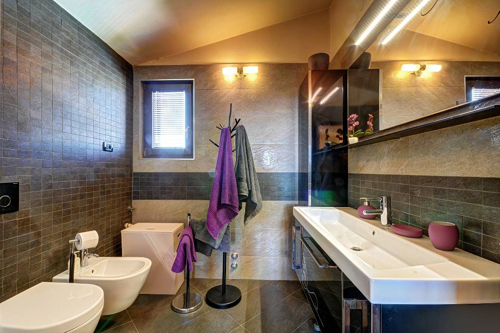 Badezimmer mit Dusche im 1. Stock