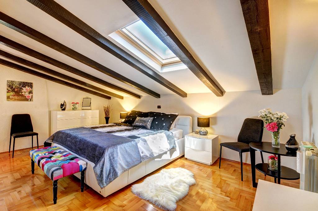 Große und gemütliche Schlafzimmer