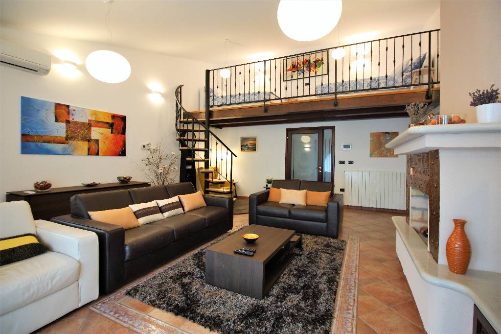 Wohnzimmer mit neuer Galerie, mit Sorgfalt entworfen