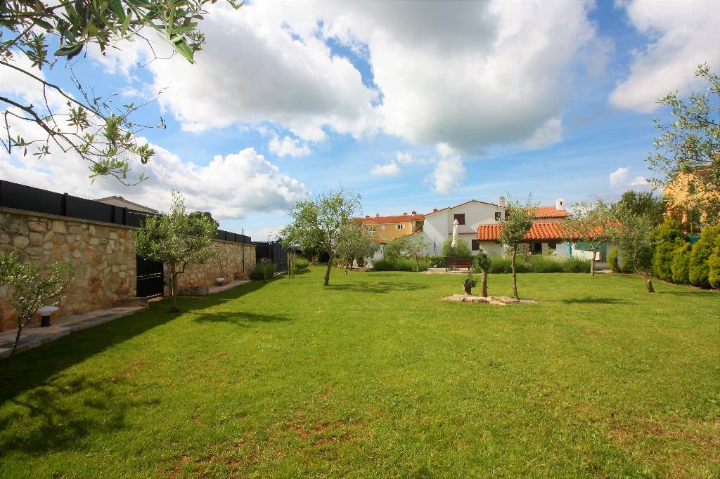 Neuer größerer Garten in der Nähe des Pools