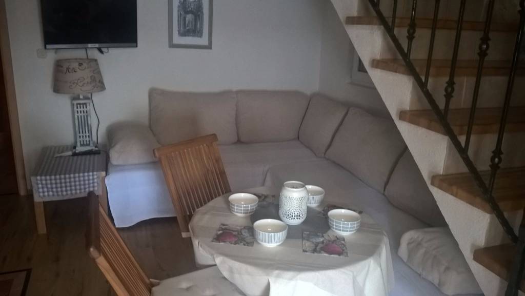 Wohnzimmer mit Küche und Ausgang zur Terrasse          AP4,  AP3