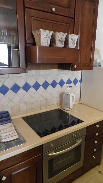 AP2- Küche, Wohnzimmer mit Zugang zu einer überdachten Terrasse