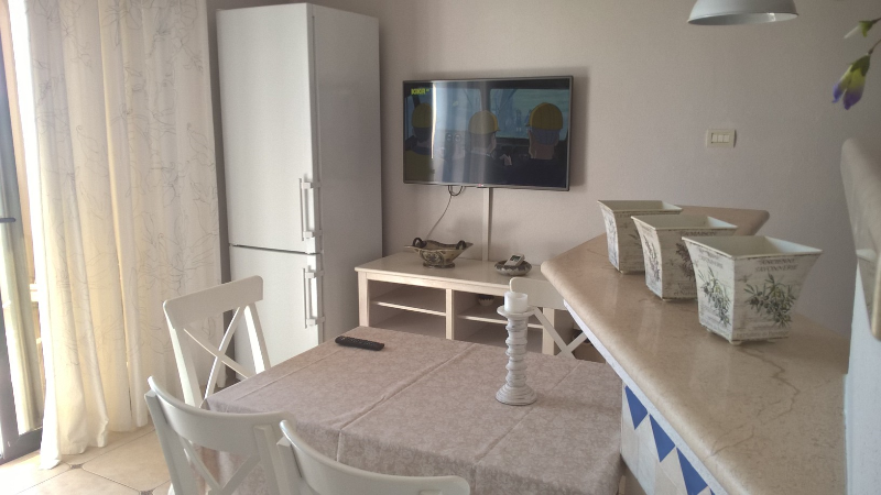 Wohnzimmer mit Küche und Ausgang zur Terrasse  AP2