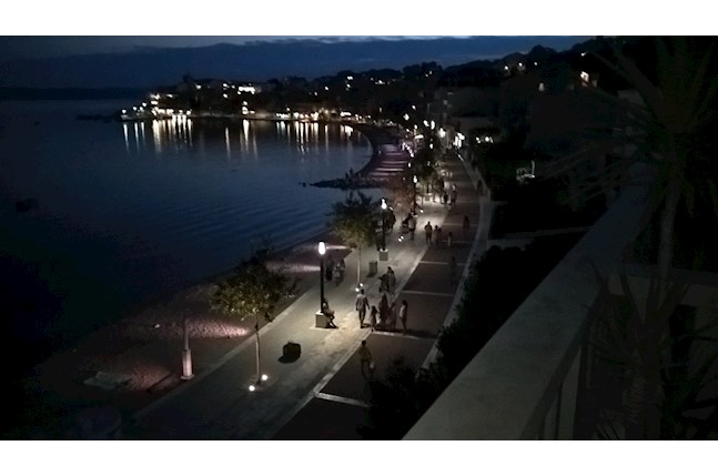 am Strand entlang in der Nacht zu Fuß