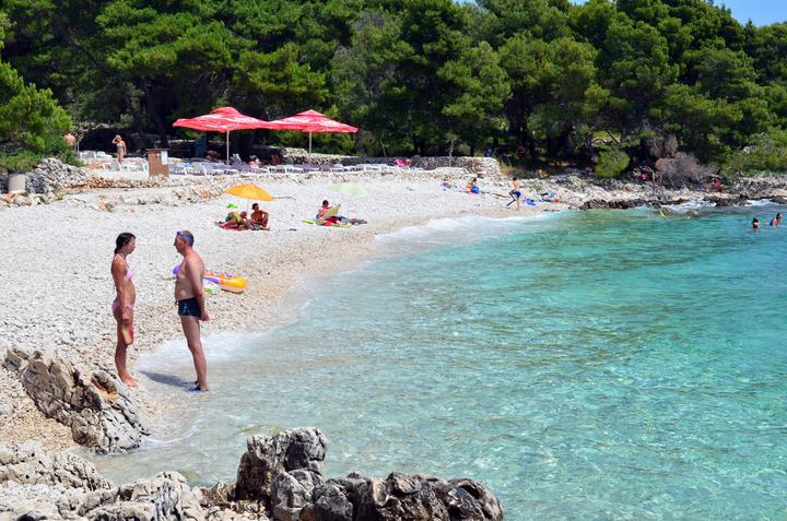 Einsamer Strand ohne Menschenmassen