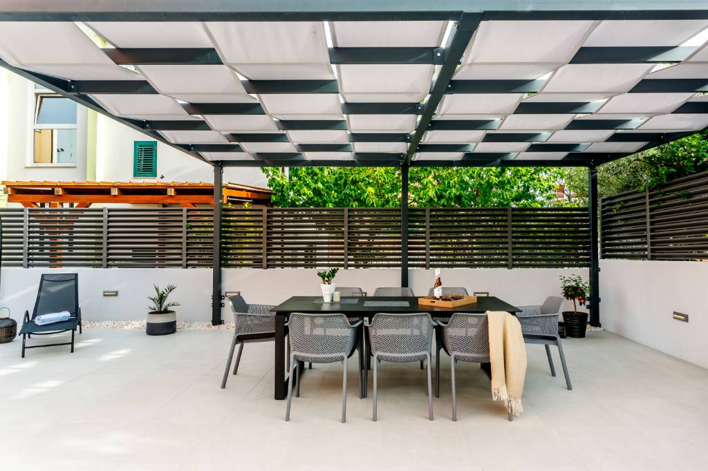 Terrasse mit großer Pergola, um die Luft und Sonne zu genießen