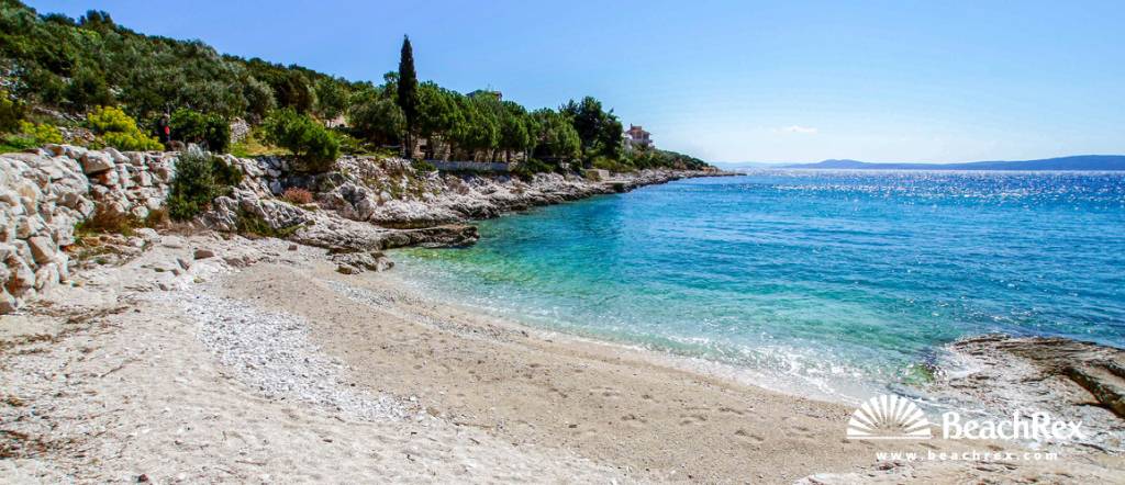 Einsamer Strand ohne Menschenmassen