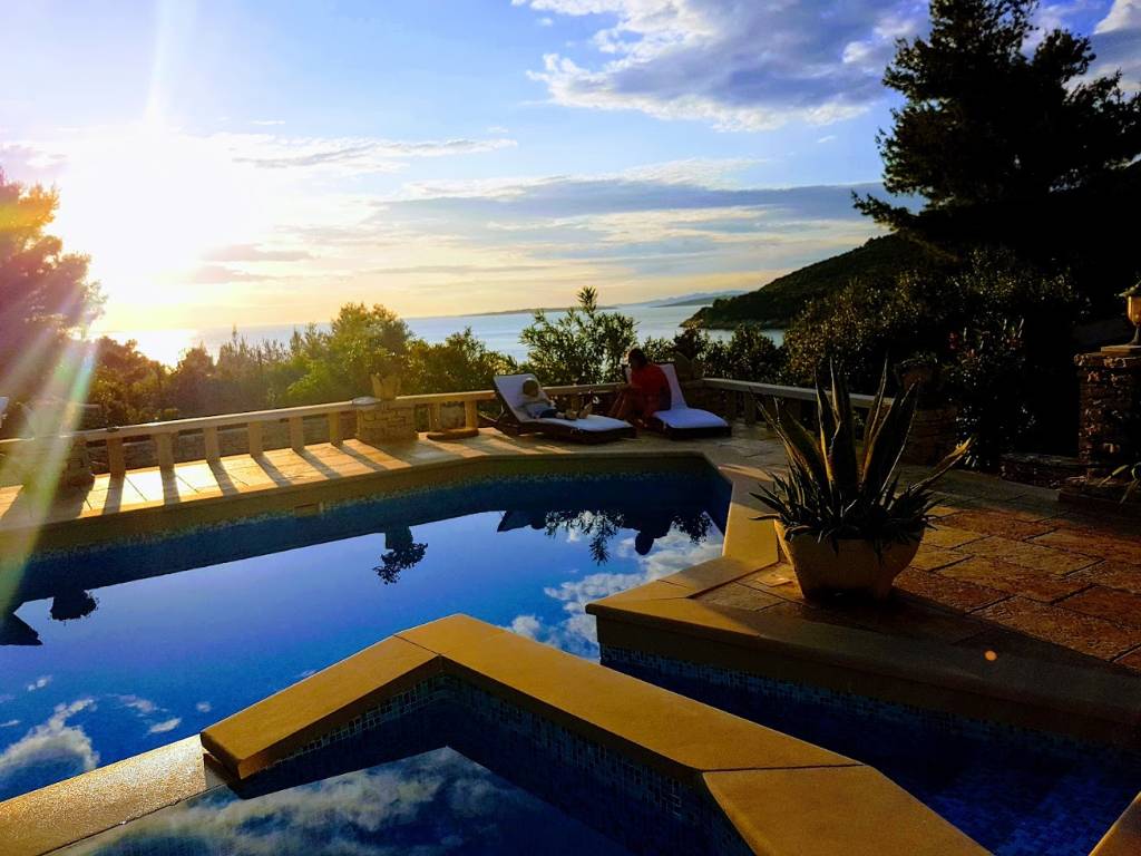 Pool mit Jacuzzi, von der Terrasse des Hauses Syone gesetzt