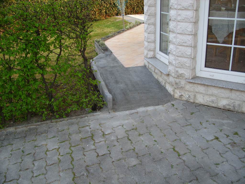 Parking und Rollstúl eingang.