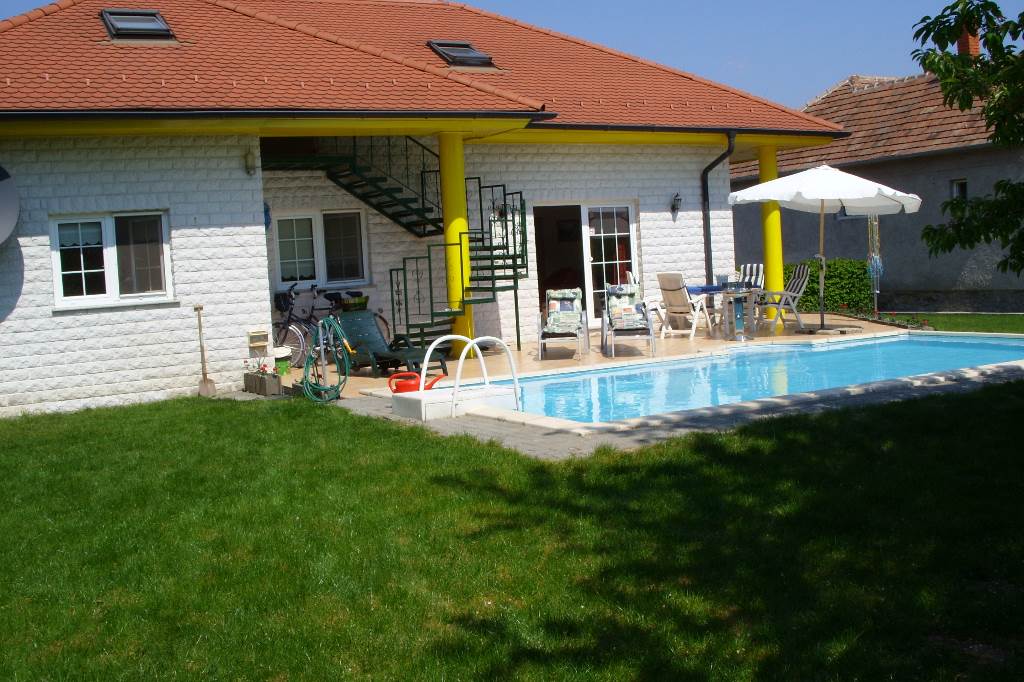 Hinteanzicht mit pool und terrasse