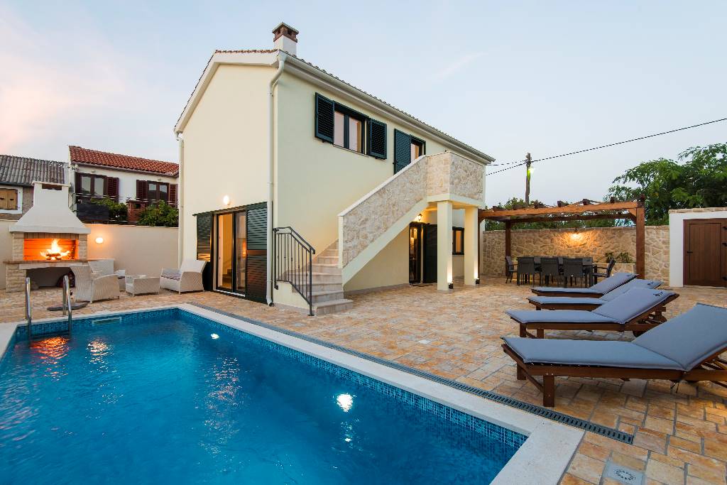 Brand new vacation house with fenced veranda and private swimming pool