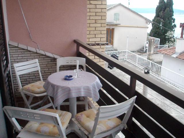 Balkon mit Tisch und Sitzplaetzen