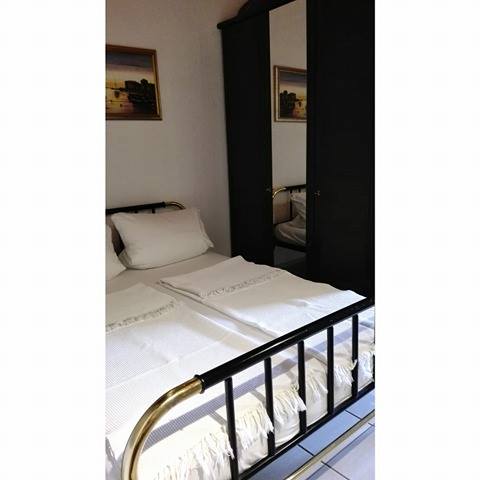 Blick auf den Kleiderschrank