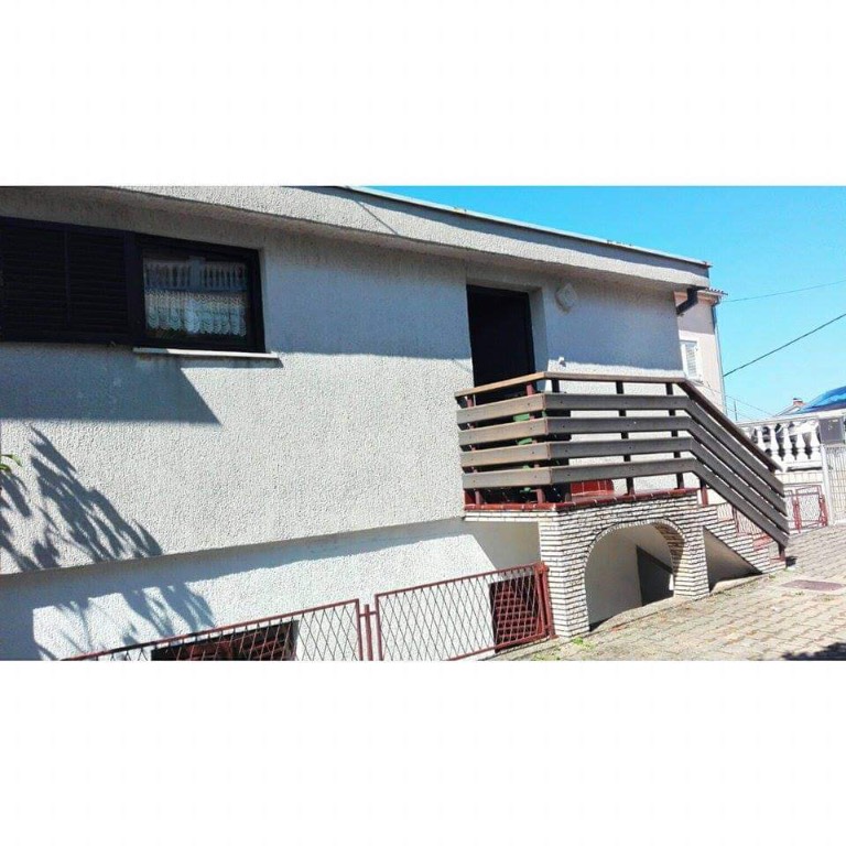 Blick von der Strassenseite auf den Eingang mit 6 Treppenstufen (Spitzname Kockica - Wuerfelchen)