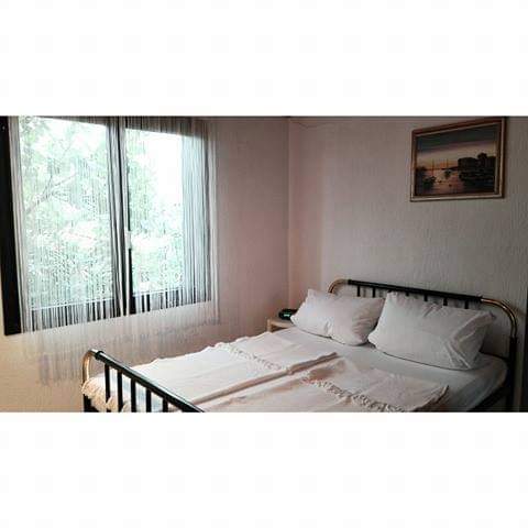 Schlafzimmer mit franzoesischem Bett