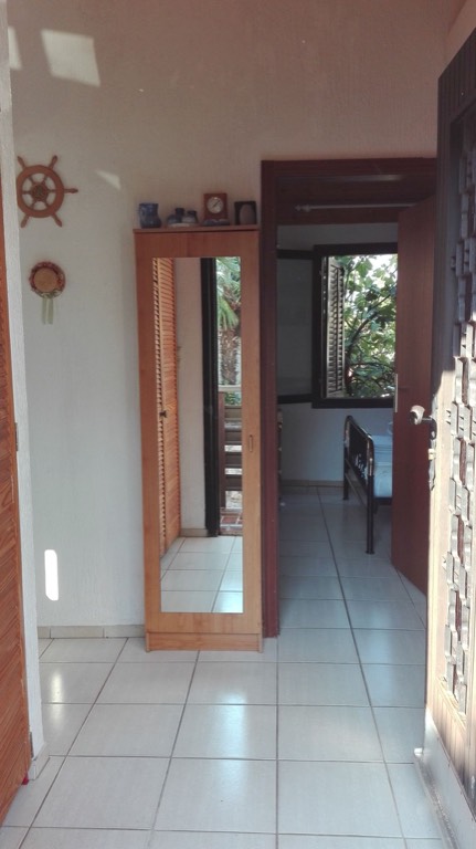 Blick vom Eingang in die Ferienwohnung: Geradeaus Blick ins Schlafzimmer, Links geht es Richtung Wohnkueche