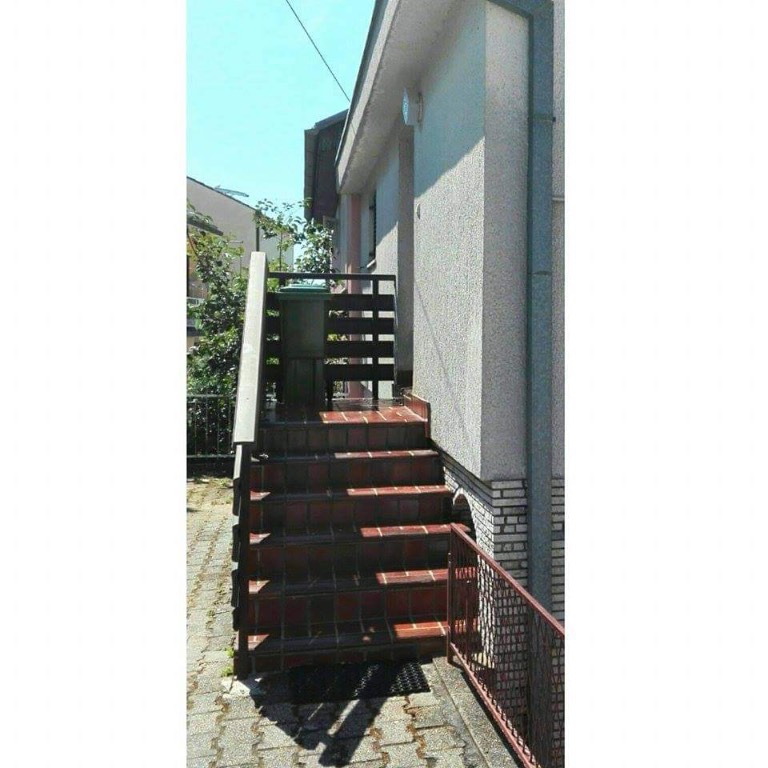 6 Treppen zum Eingang